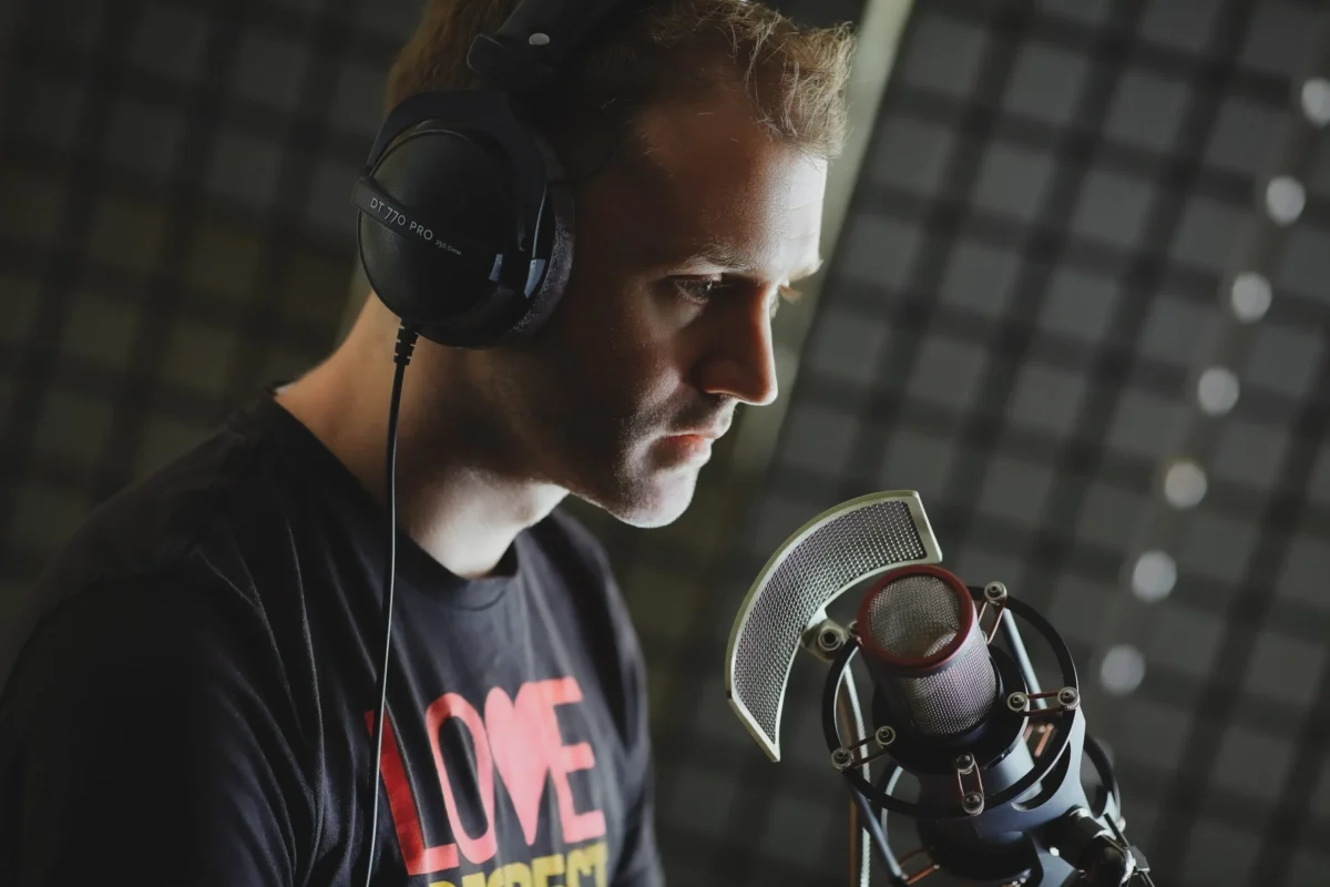 François Lidove au micro dans son studio voix off